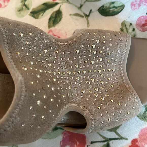 Anne Klein shoes. Size 9M. Beige with sparkles. - Picture 2 of 10
